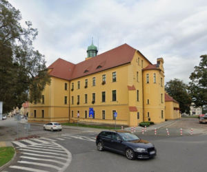 To nie muzeum ani hotel. W tym zamku w Polsce działa starostwo