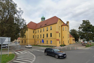 To nie muzeum ani hotel. W tym zamku w Polsce działa starostwo