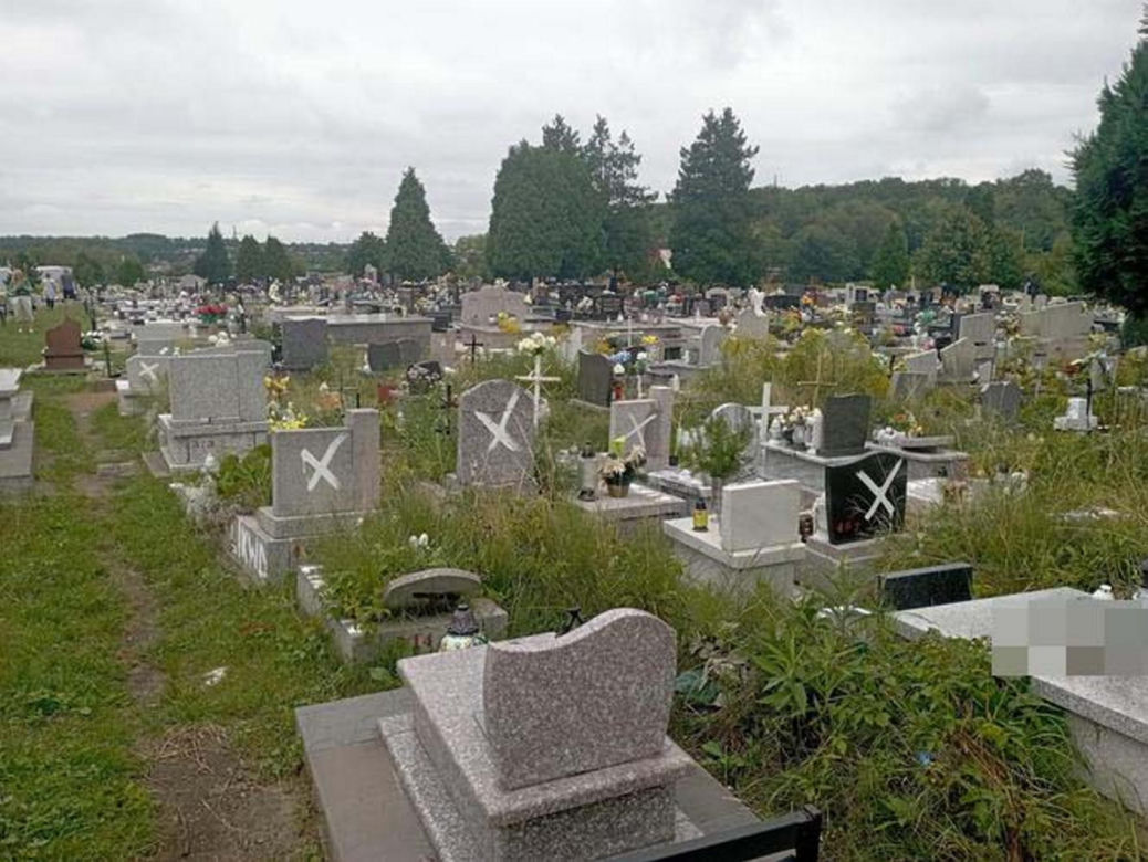 Ksiądz kazał białą farbą pisać na nagrobkach likwidacja