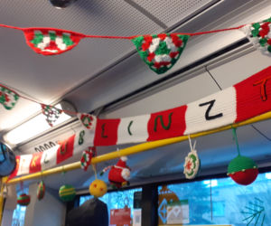 Wyjątkowy trolejbus wyjechał na ulice Lublina. W środku są świąteczne ozdoby z włóczki [GALERIA, WIDEO]