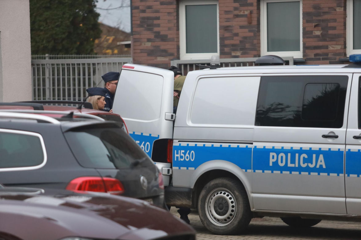 Brutalne morderstwo w Mławie. Odciął swojej siostrze głowę dwoma nożami. Jej ciało znalazły malutkie dzieci