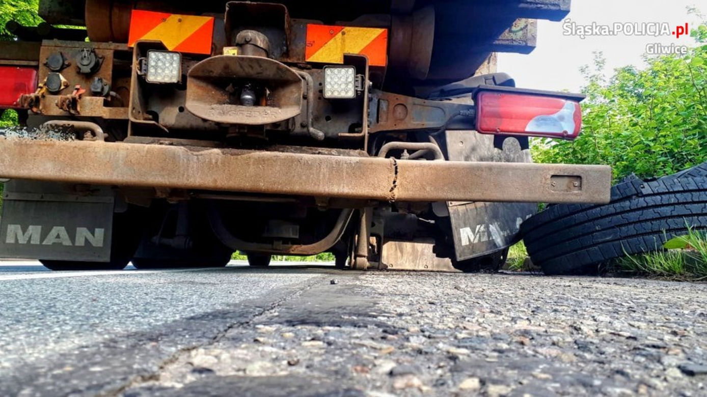 Jechał bez opony i uszkodził 6 km drogi