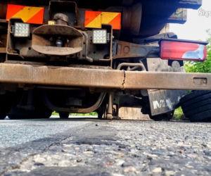 Jechał bez opony i uszkodził 6 km drogi