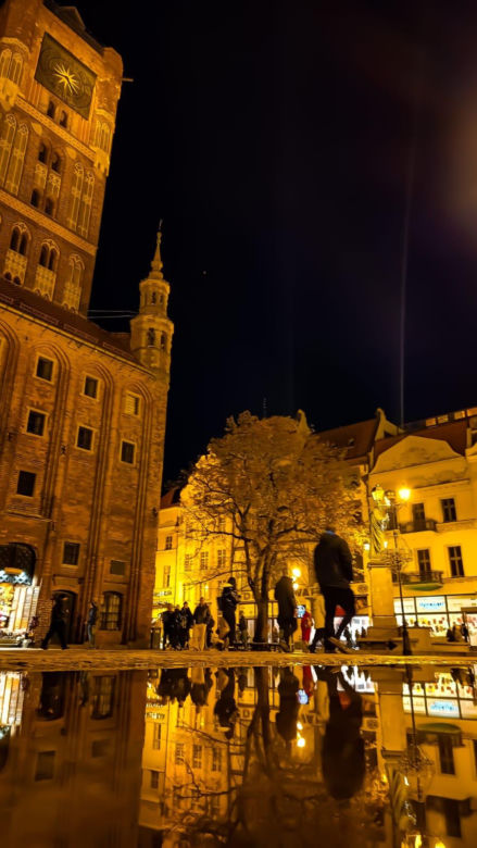 Toruński Jarmark Bożonarodzeniowy wieczorową porą