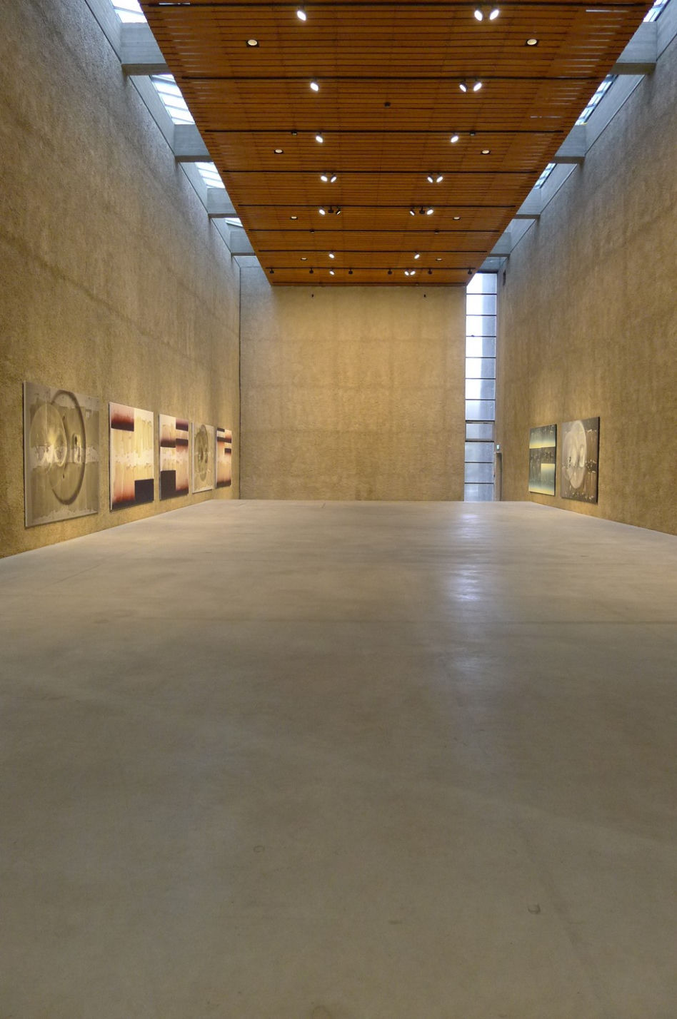 Galeria sztuki w brutalistycznym kościele