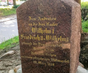 Zabytkowy pomnik na Pomorzanach wrócił na cokół po kilkudziesięciu latach