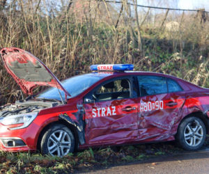 Zajączki. Strażacy nie dotarli na ważną uroczystość z powodu wypadku. Zderzyli się z kierującym ciągnikiem [ZDJĘCIA].