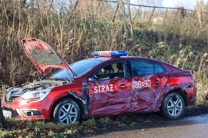 Zajączki. Strażacy nie dotarli na ważną uroczystość z powodu wypadku. Zderzyli się z kierującym ciągnikiem [ZDJĘCIA].