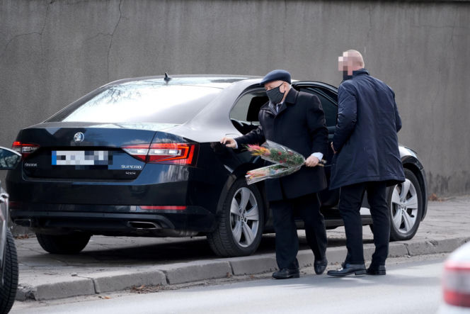 Tak Jarosław Kaczyński świętował niedzielę palmową w pandemii. Zaskakujące, ile wiązanek miał w rękach