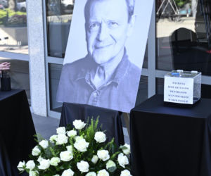Jan Frycz - piękne kwiaty i wzruszające napisy na pogrzebie artysty