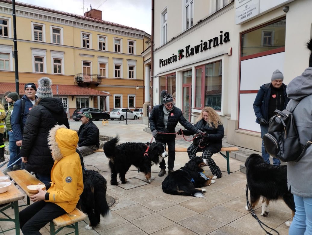 WOŚP 2024. Dziennikarze Radia ESKA rozgrzewają Tarnów pysznym żurkiem!