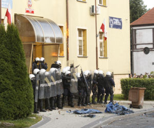 PILNE! Zamieszki w Lubinie! Tłum zaatakował komendę policji! 