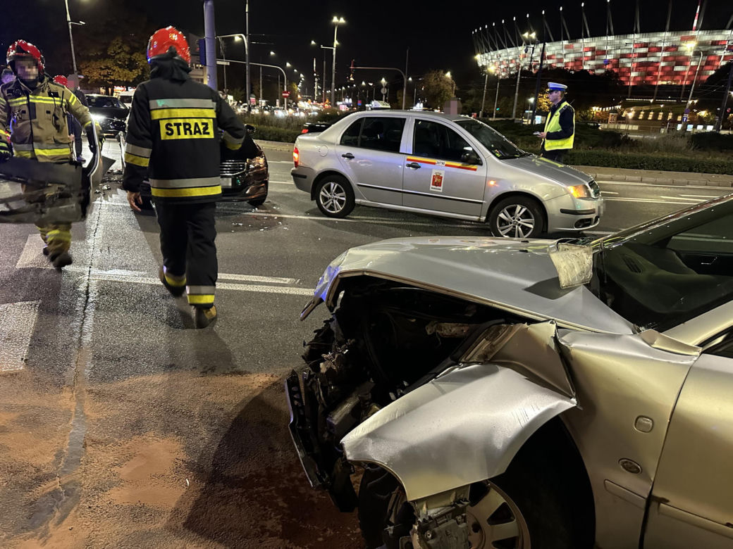 Zderzenie trzech aut osobowych w Warszawie. Kierowca audi uciekł z miejsca zdarzenia