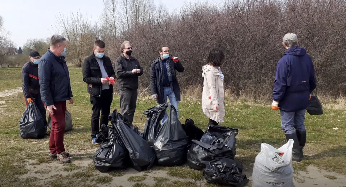 Pierwsza akcja sprzątania brzegów rzeki Muchawki i siedleckiego zalewu w ramach Operacji Czysta Rzeka 2021