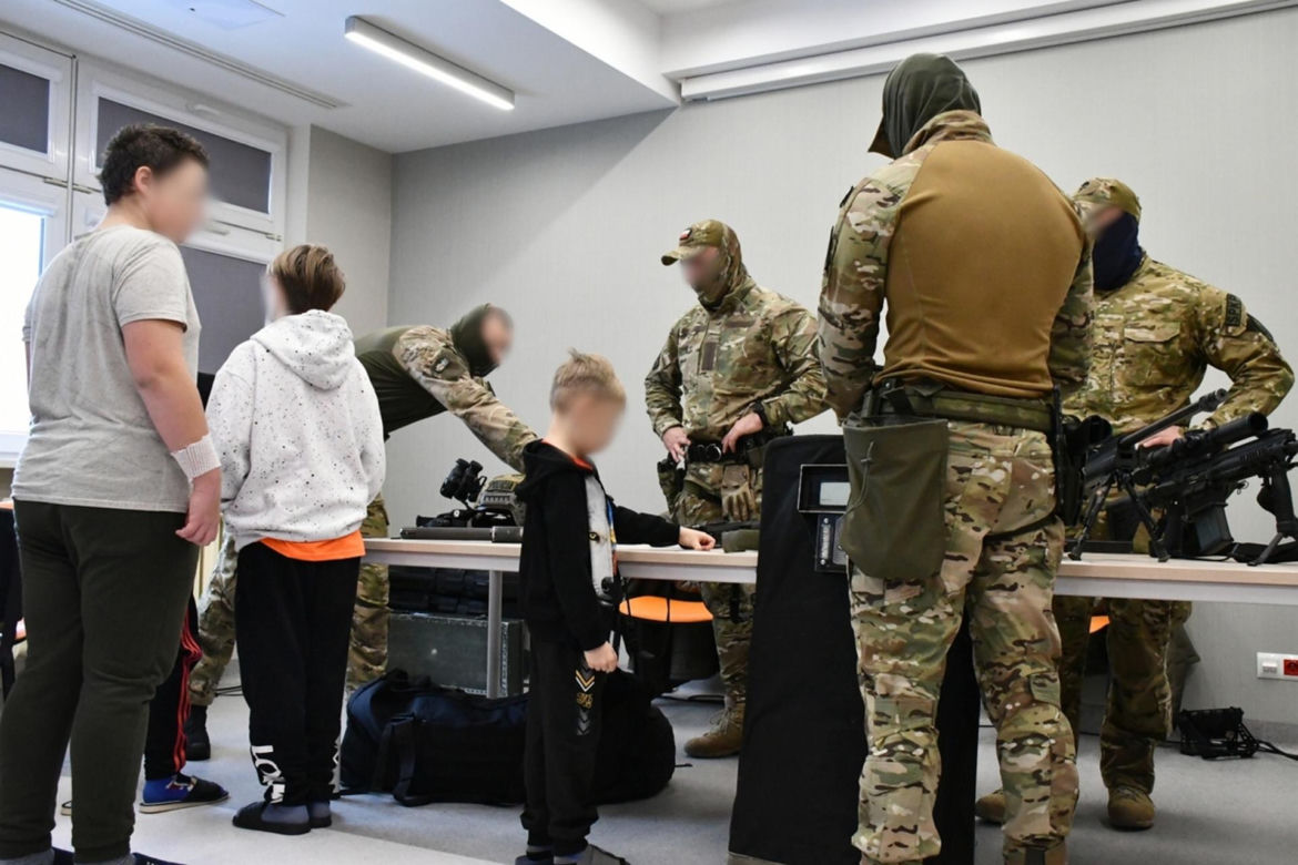 Policyjni kontterroryści pomagają Mikołajowi 