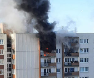 Kłęby dymu na osiedlu Kopernika! Płonie mieszkanie na dziesiątym piętrze!