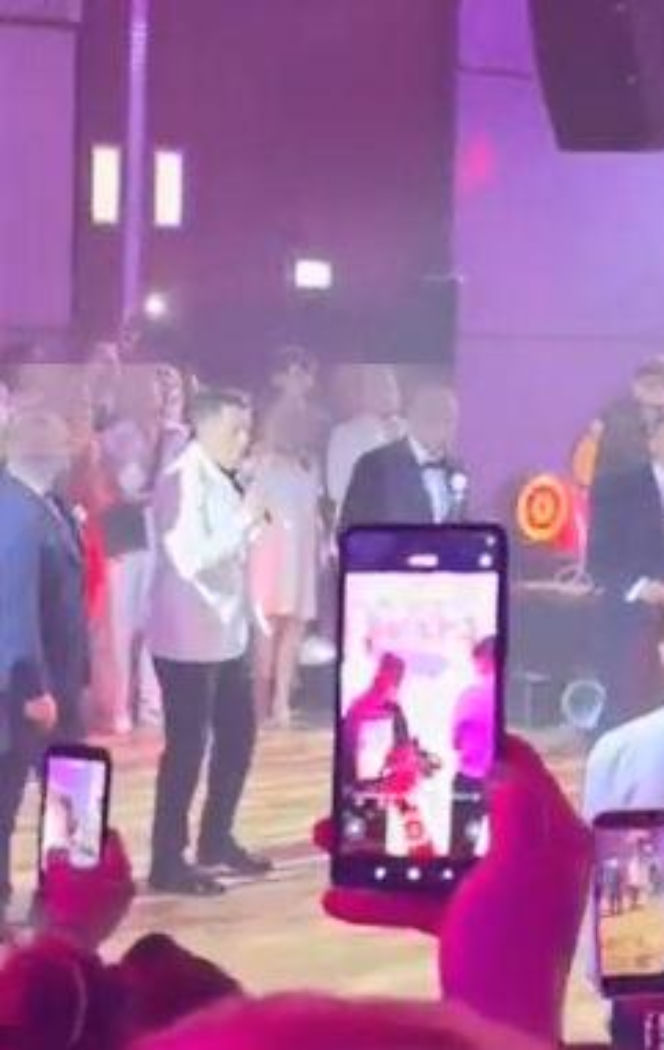 Rafał Brzozowski - gwiazdy chętnie bawiły się na wystawnym weselu piosenkarza! Byli bracia Mroczek, ale nie tylko