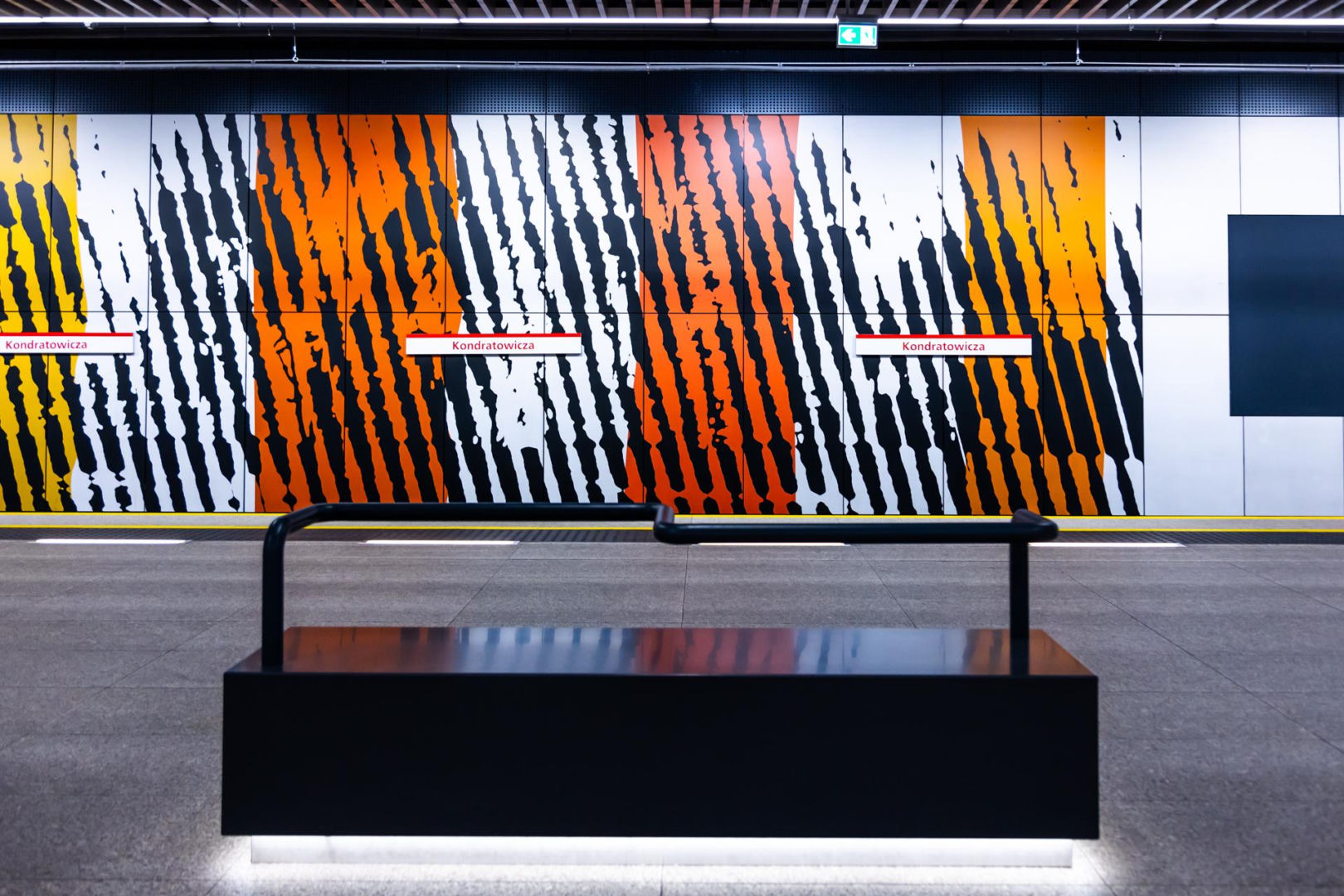 Ławki z podłokietnikami w metrze warszawskim