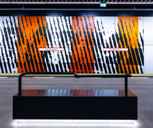 Ławki z podłokietnikami w metrze warszawskim