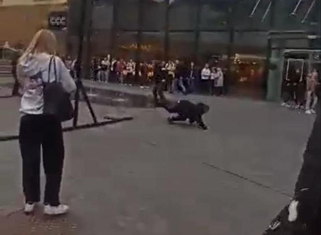 Atak nożownika pod galerią handlową w Siedlcach. Kolega dźgnął kolegę na oczach gapiów!