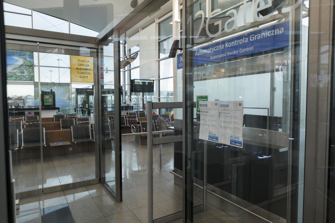 Na wrocławskim lotnisku zainstalowano bramki do automatycznej kontroli granicznej