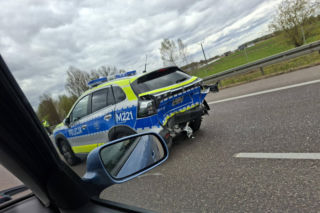 Uderzenie w radiowóz na S8. Policjanci w szpitalu