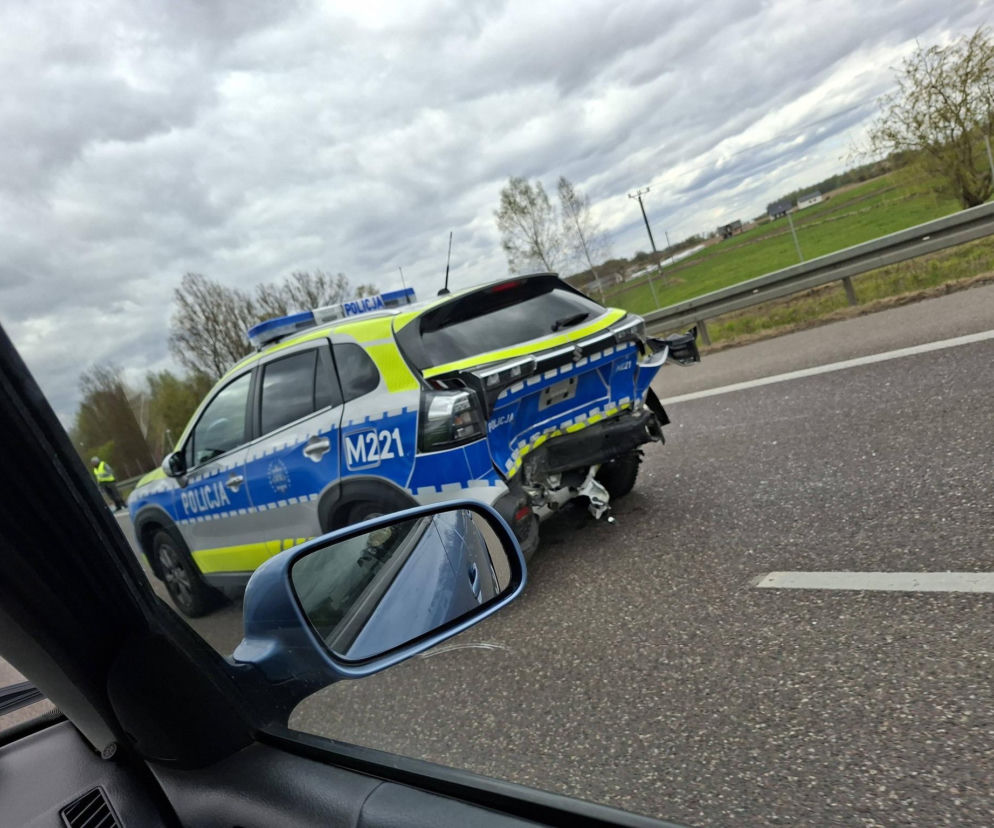 Uderzenie w radiowóz na S8. Policjanci na badaniach w szpitalu