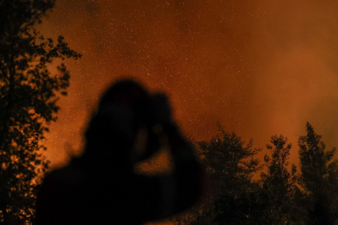 Groza w Portugalii! Tornado ognia i trąba z pyłów