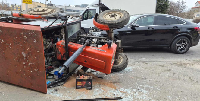 Zderzenie ciągnika rolniczego z Mercedesem w Starachowicach. 75-latek w szpitalu