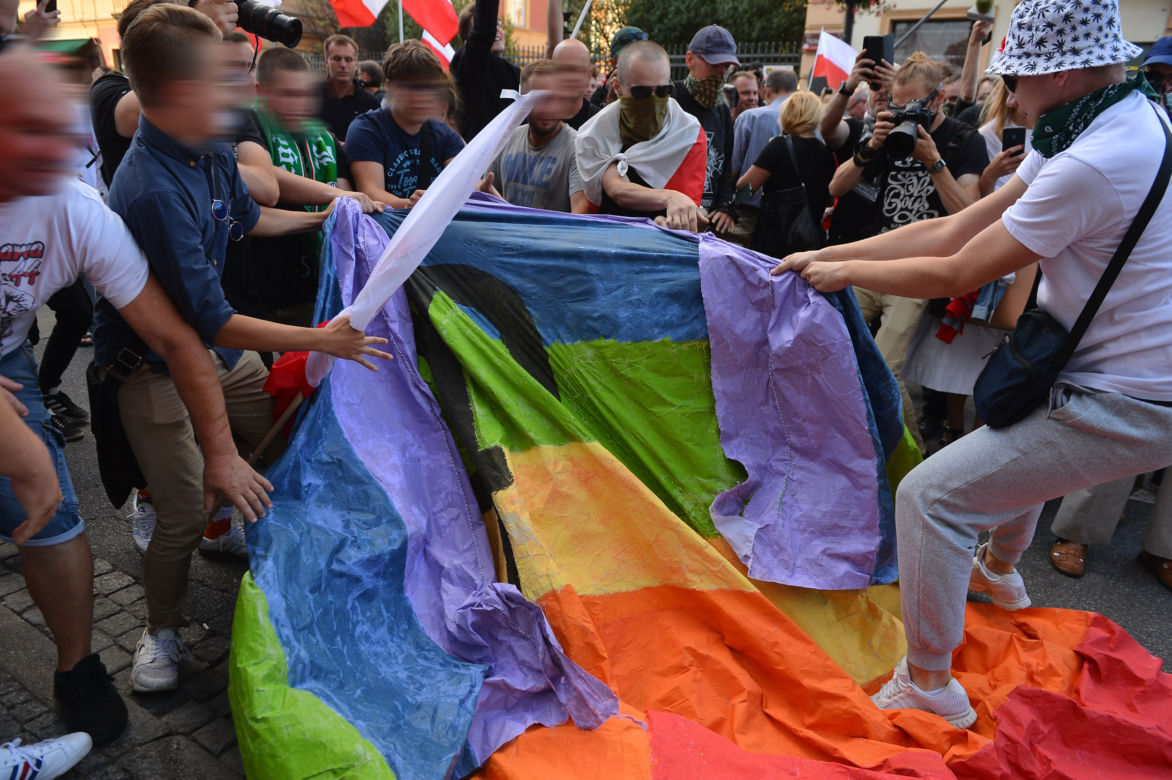  Dewastują tęczową flagę na obchodach Powstania Warszawskiego