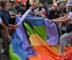 Dewastują tęczową flagę na obchodach Powstania Warszawskiego