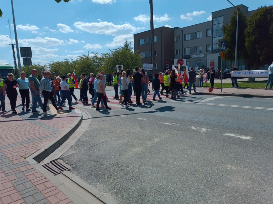 Mieszkańcy protestują: nie damy zabić się asfaltem. „Boję się o życie swojego półrocznego synka”