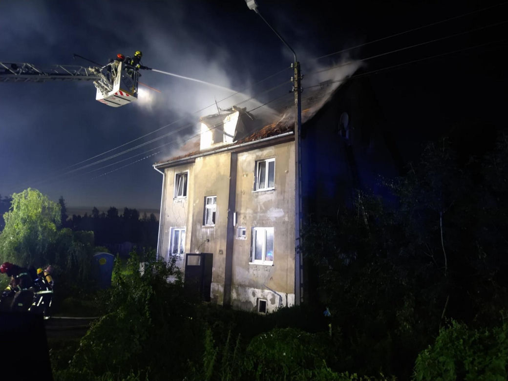 Pożar mieszkania, matka z dziećmi wyskoczyła z okna przed ogniem