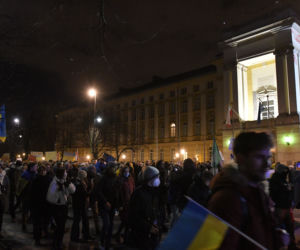 Warszawiacy murem za Ukrainą. Codziennie na protestach dziesiątki tysięcy ludzi