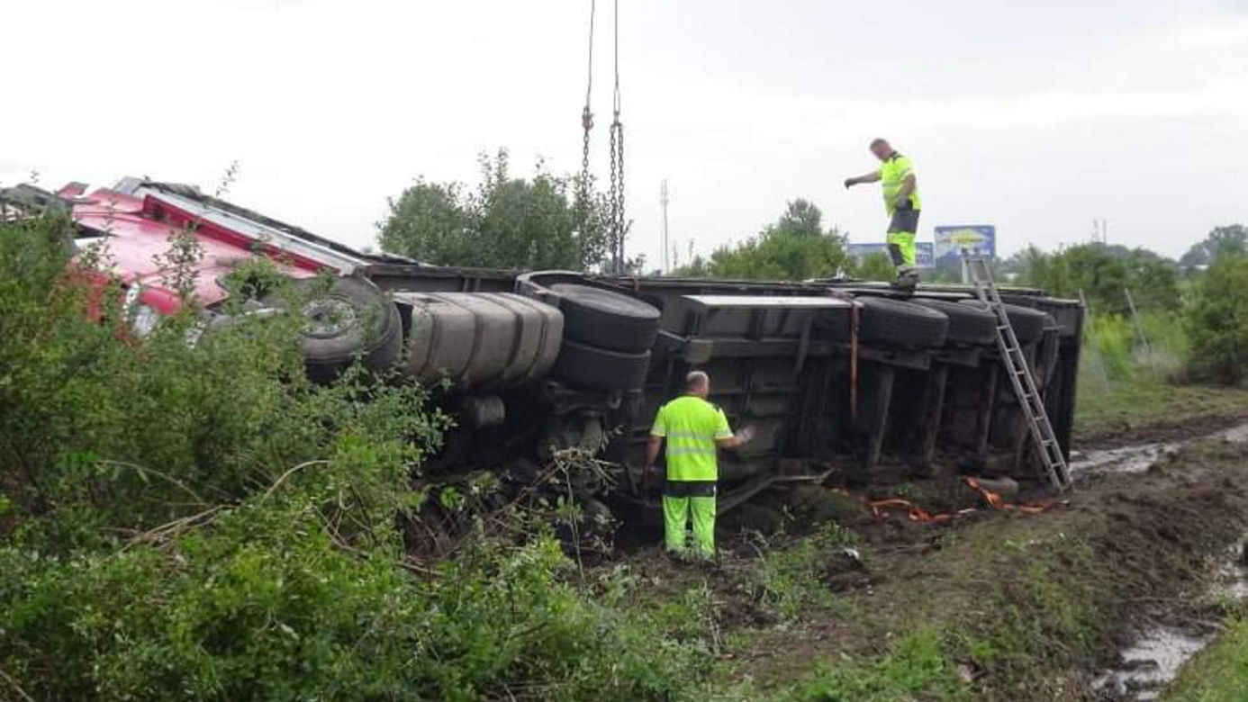 Ciężarówka zablokowała S8