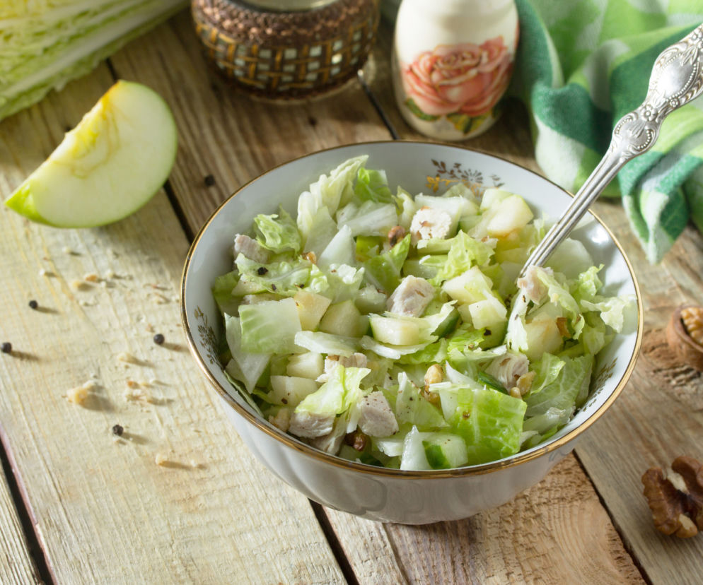 Sałatka z kurczaka i kapusty pekińskiej z limonkowym sosem vinaigrette