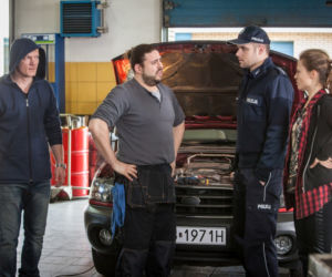 To nie koniec świata 2 sezon odc. 24. Blanka (Anna Karczmarczyk), Młody (Jędrzej Taranek), Jacek Kotek (Marek Kaliszuk), Darek (Eryk Lubos)