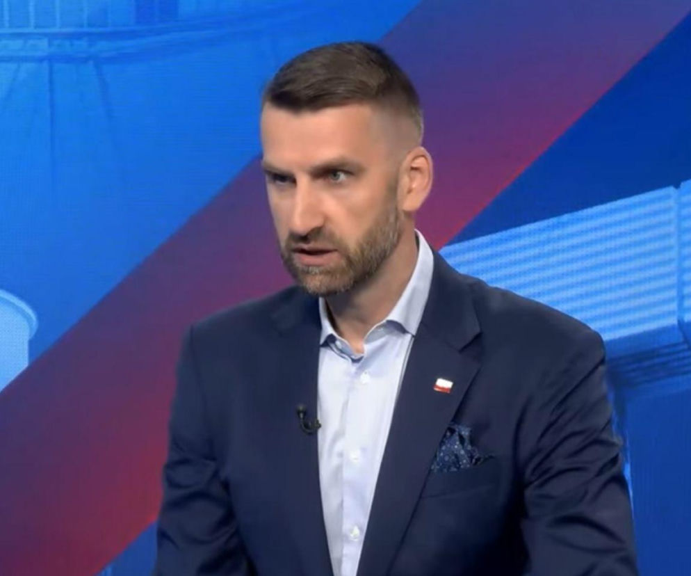 Marcin Możdżonek w studiu nagraniowym. O jego komentarzu do rezolucji Parlamentu Europejskiego przeczytasz na VOX FM.