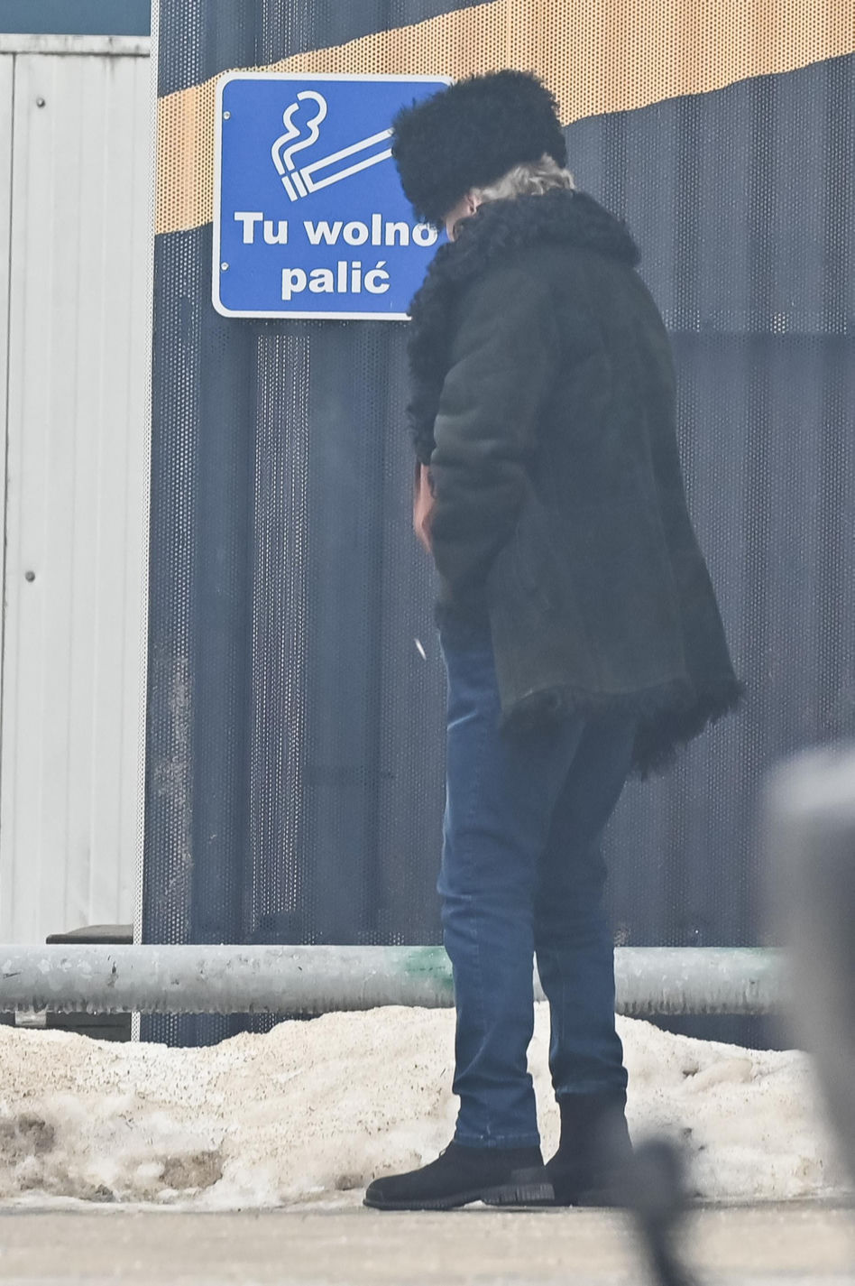 Daniel Olbrychski pali pod zakazem palenia