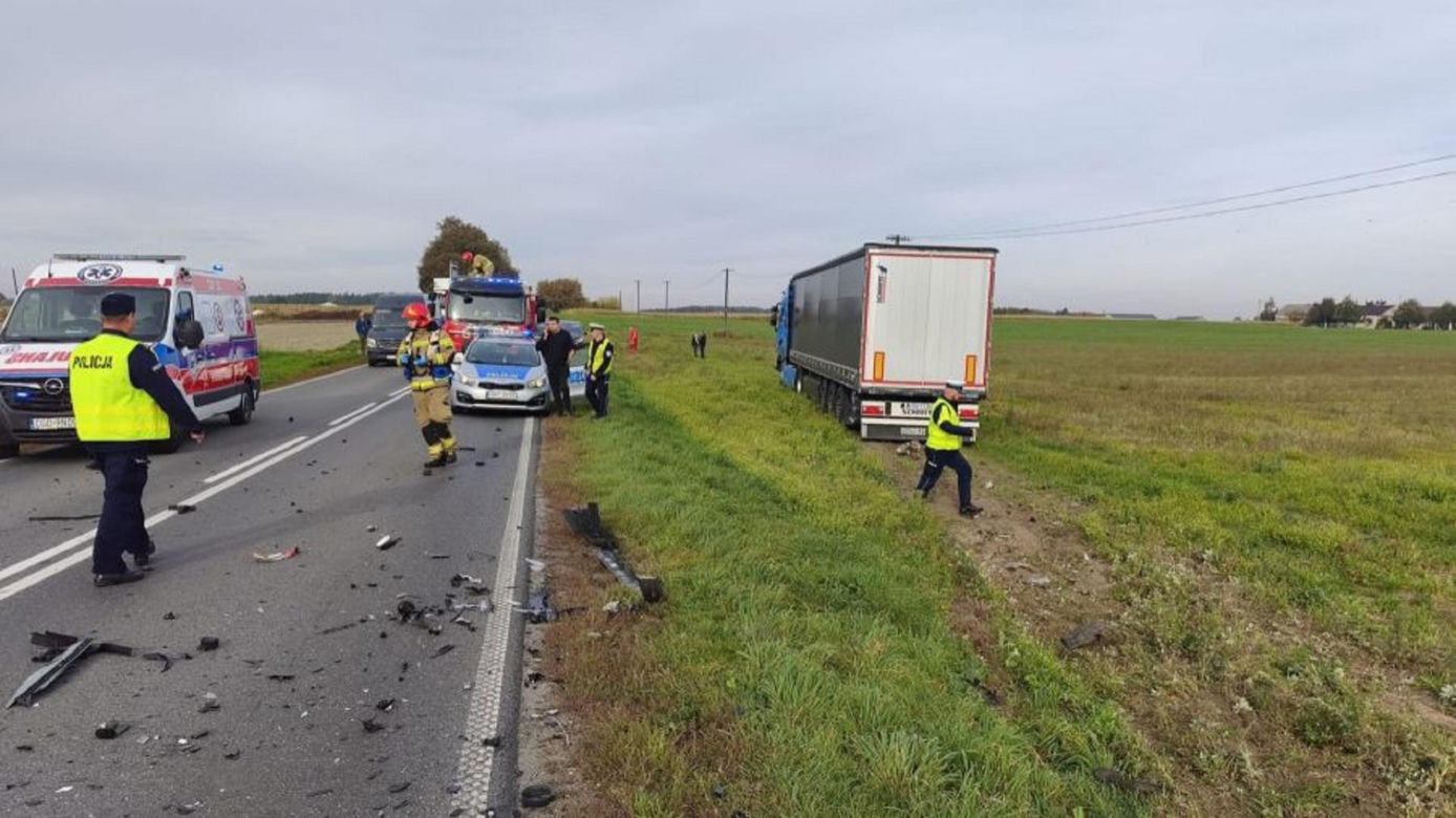 Tragiczne zderzenie dwóch osobówek z ciężarówką! Kobieta nie miała szans