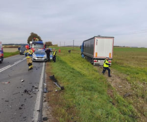 Tragiczne zderzenie dwóch osobówek z ciężarówką! Kobieta nie miała szans