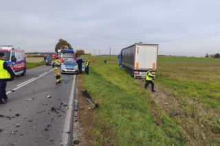 Tragiczne zderzenie dwóch osobówek z ciężarówką! Kobieta nie miała szans