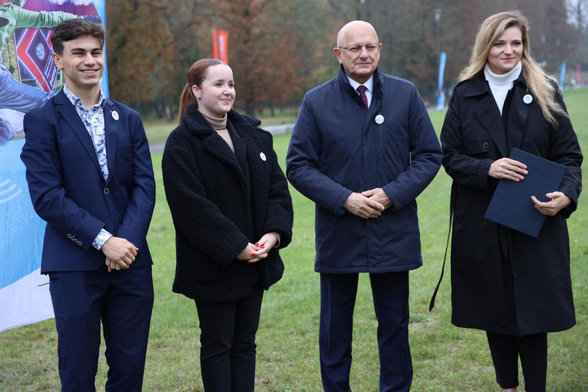 Uroczyste odsłonięcie tablicy al. Europejskiej Stolicy Młodzieży Lublin 2023 i zakopanie kapsuły czasu w Parku Ludowym