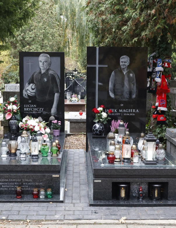 Groby Jacka Magiery i Lucjana Brychczego na Cmentarzu Wojskowym na Powązkach