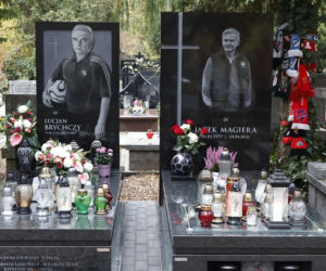 Groby Jacka Magiery i Lucjana Brychczego na Cmentarzu Wojskowym na Powązkach