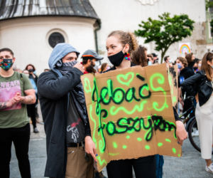 Demonstracja LGBT i narodowców na krakowskim Rynku