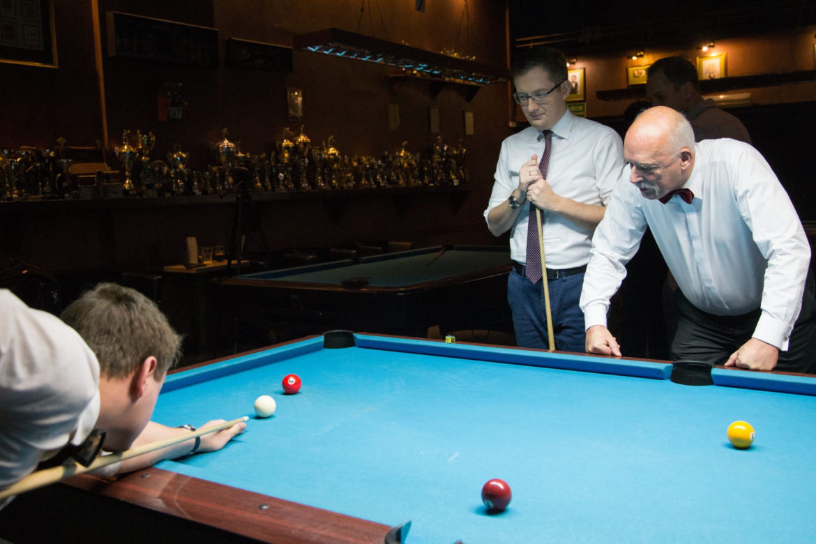 Korwin Mikke gra w bilard
