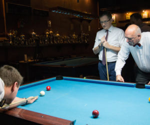 Korwin Mikke gra w bilard