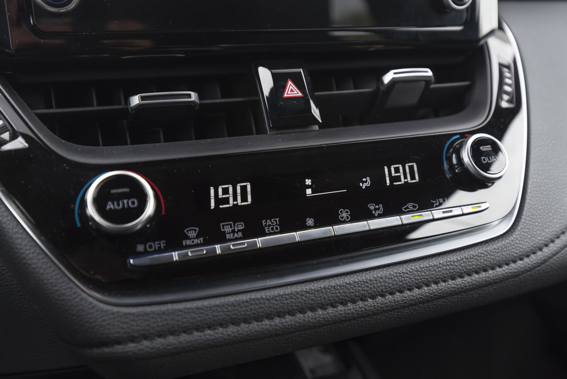 Toyota Corolla GR Sport 2.0 Hybrid Dynamic Force 184 KM e-CVT vs. Volkswagen Golf 8 1.5 eTSI 150 KM Style DSG7