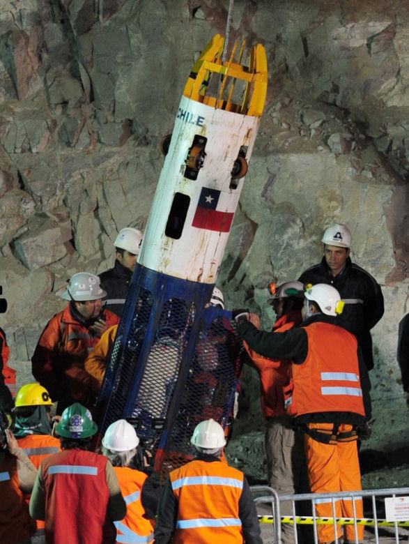 Chile: Górnicy z kopalni San Jose wydobywani na powierzchnię 